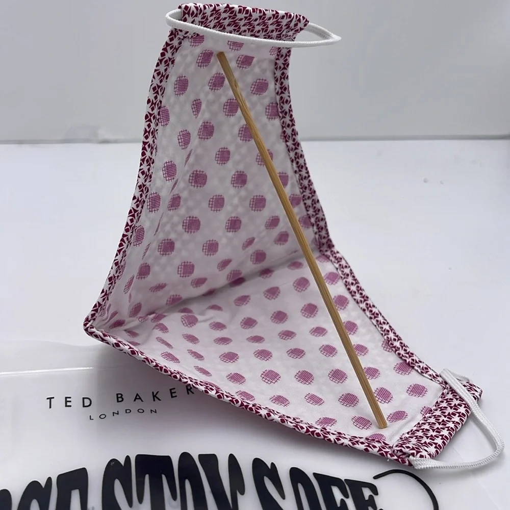 Red and White Patterned Face Mask TED BAKER LONDON Reversible Reusable
NWT - Picture 8 of 15